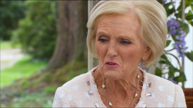 paul-hollywood-dunking-a-jaffa-cake-in-his-tea-00_00_06_06-still006